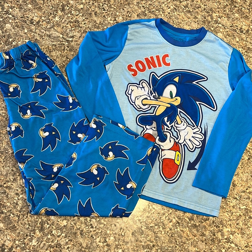 Youth 2 piece Sonic the Hedgehog pajama set Size 10/12
